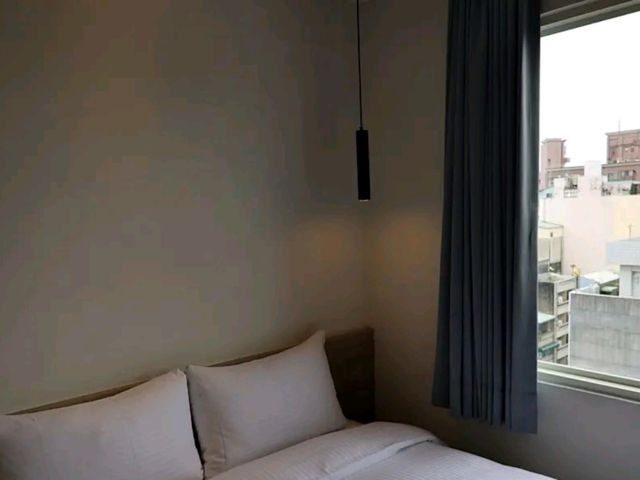 如果你在找一間交通方便、設計感十足、CP值又超高的嘉義住宿，那你一定不能錯過這間超人氣的《葉綠宿嘉義館》！