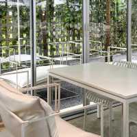 🌿 Aston Gilbert Café – คาเฟ่กระจกล่องหนกลางสวนยาง