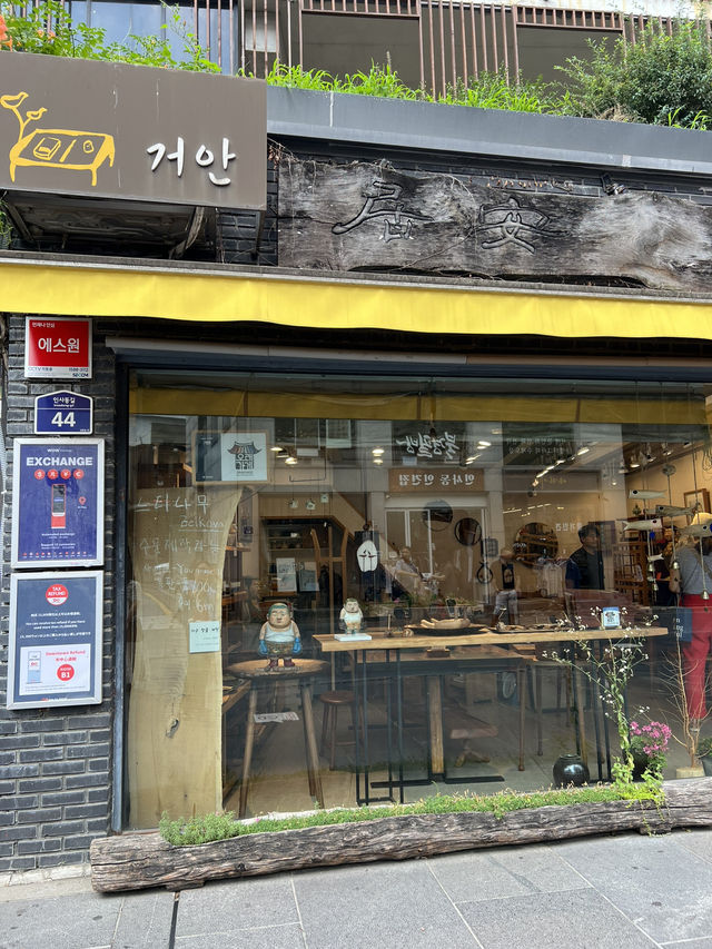 북촌길을 함께 걷고 인사동에서 기념품도 사고 함께해요