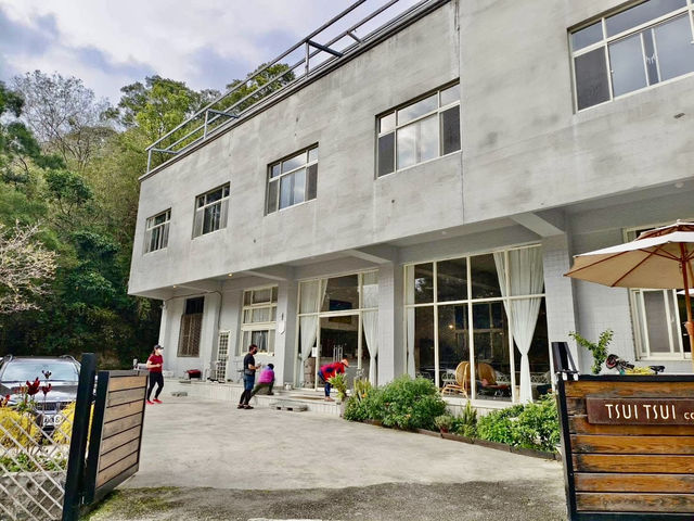 在尖石鄉Tsui Cafe凝望著飄渺山嵐及享受靜謐的午後