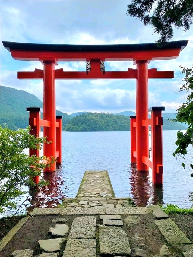 A Stunning Sight at Hakone Shrine’s Torii Gate