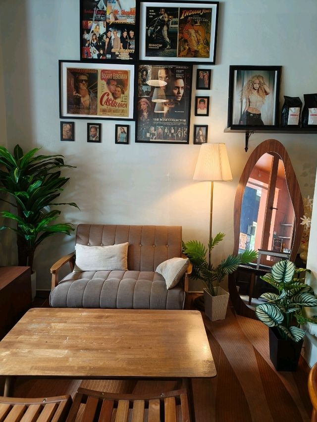 A Peaceful Café Stop with Delicious Comfort Food
