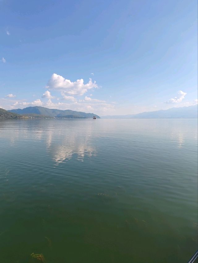 Island Stroll: Embracing the Beauty of Erhai Lake