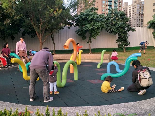 城市中的繽紛筆畫，藝術與遊戲的完美融合#秀拉兒童遊戲場(鉛筆公園)-高雄市鼓山區