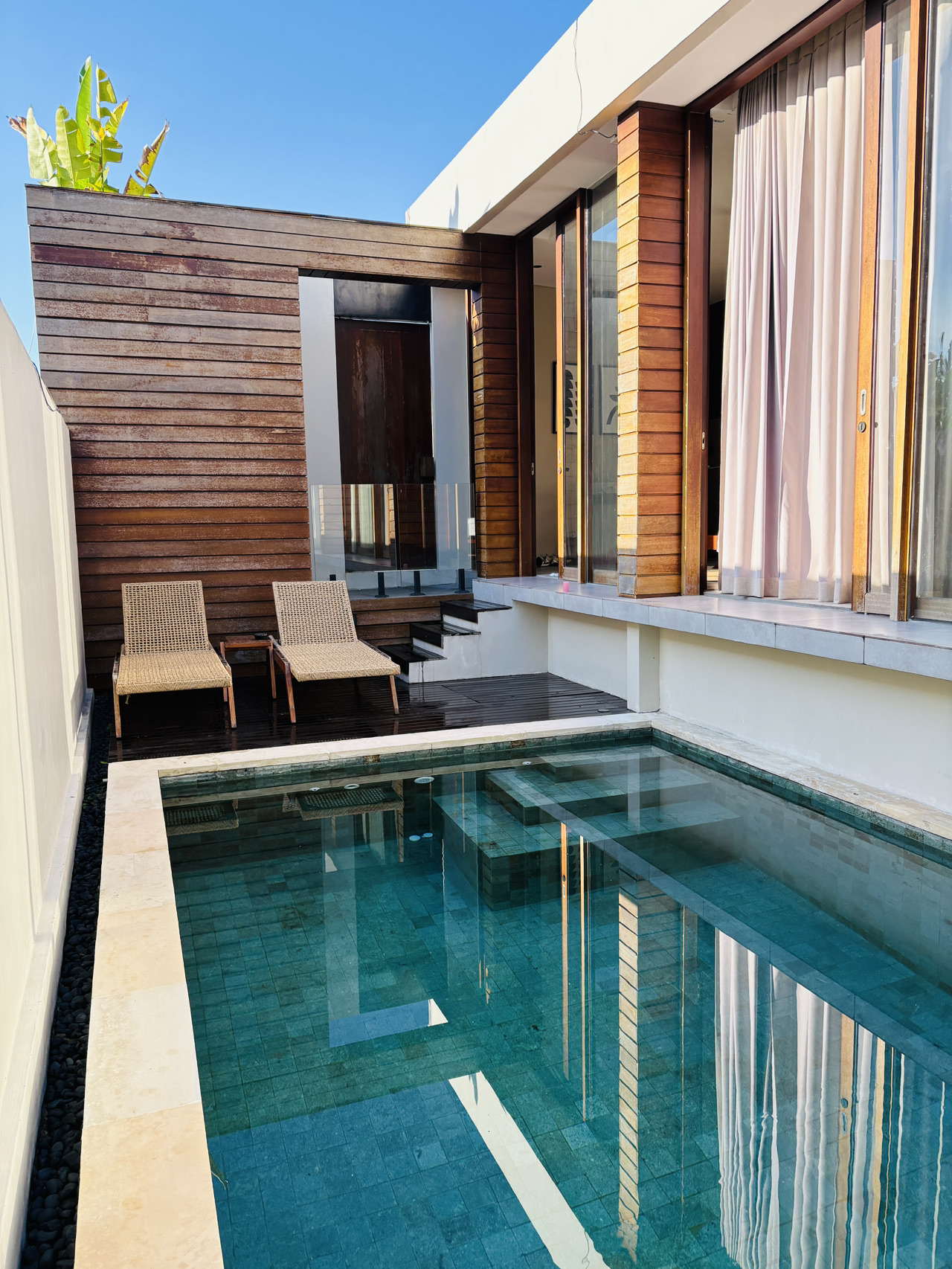 Terletak di area yang tenang di Ubud, Cinta Ubud Romantic Villas dikelilingi oleh sawah hijau yang subur dan suasana seni tradisional🏞️, hanya 2,8 km dari Saraswati Temple dan 3,2 km dari Ubud Monkey Forest, menawarkan ketenangan di tengah kenyamanan.

Di pagi hari, kami bahkan melihat monyet di luar jendela.

Villa ini memiliki luas 100㎡ yang lapang, dengan kolam renang pribadi, dapur kecil yang lengkap (kulkas, microwave, kompor), dan dispenser air gratis yang sangat praktis. Kamar tidur memiliki pencahayaan alami yang sangat baik, dan kamar mandi dilengkapi dengan bathtub. Desain keseluruhan menggabungkan alam dengan modernitas, dengan jendela kaca yang membawa pemandangan luar ke dalam🌿.

🔍 Catatan: Akomodasi khusus dewasa, anak-anak tidak diperbolehkan; parkir gratis, layanan antar-jemput bandara dikenakan biaya 450.000 Rupiah Indonesia.
Karena kami tiba di malam hari dan khawatir tidak ada yang menerima kami, kami memesan layanan antar-jemput bandara langsung melalui villa.

Kasur dan tempat tidur cukup biasa, dan sofa memiliki sedikit noda, tetapi secara keseluruhan nilai untuk uang sangat tinggi.

Selain itu, ada restoran Kalos di dekatnya yang buka hingga pukul 23:00, dan makanannya sangat lezat.
Ada juga penyanyi tetap di sana.