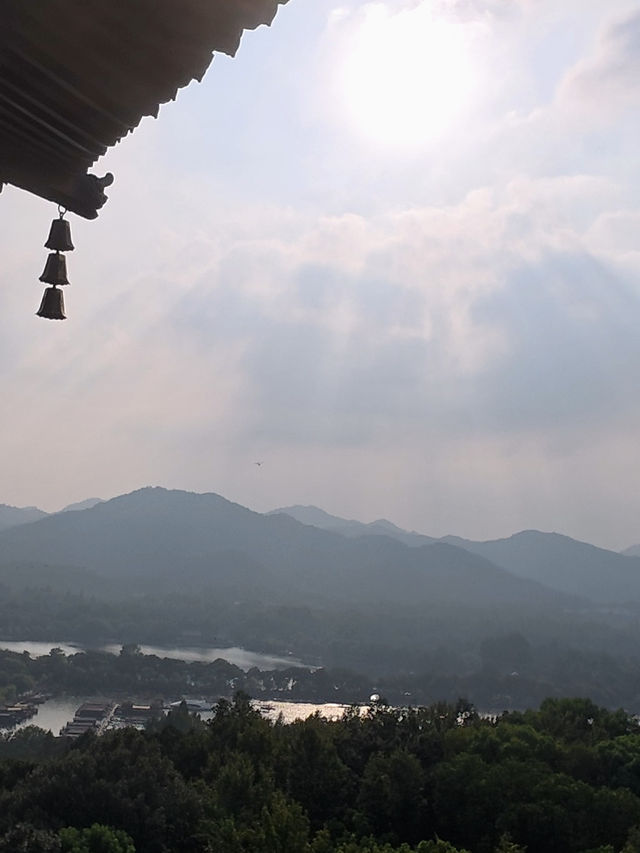 Leifeng Pagoda – หอคอยแห่งตำนานริมทะเลสาบซีหู Leifeng Pagoda – หอคอยแห่งตำนานริมทะเลสาบซีหู