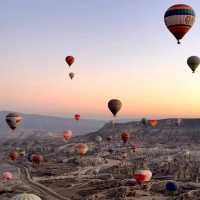 卡帕多奇亞熱氣球之旅:在晨曦中飛越外星地貌
