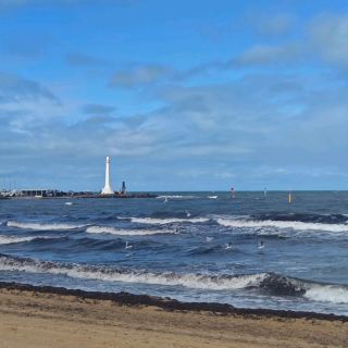 距離市區不遠的綿延沙灘