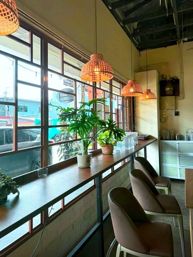JB Foodie Guide: Coffee, Comfort & Charm at Fifty Trees. ☕🥗🍗🫑🍟🍰🫛🧁🍝🍕🥃