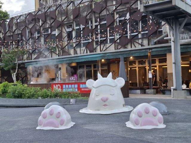 。飯店結合日式溫泉文化與藝術氛圍，打造舒適放鬆的住宿體驗。客房內皆設有半露天溫泉浴池