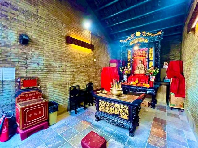 Tin Hau Temple, Aberdeen – A Tranquil Heritage Beside the Sea Tin Hau Temple, Aberdeen – A Tranquil Heritage Beside the Sea