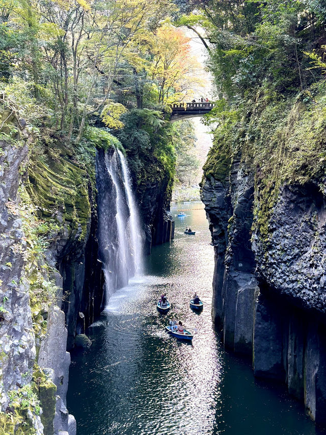 日本を代表する景勝地  渓谷から流れる美しい滝