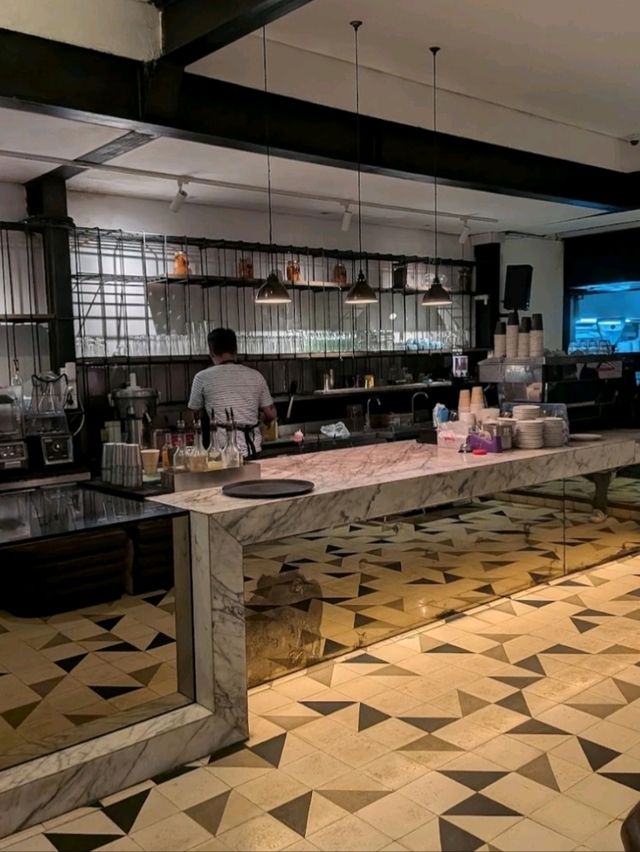 CAFÉ WITH GOOD BREAKFAST SANDWICHES AND COFFEE.