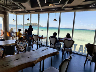 이 조용한 바닷가 카페는 최고의 전망을 자랑합니다!🌊🍊