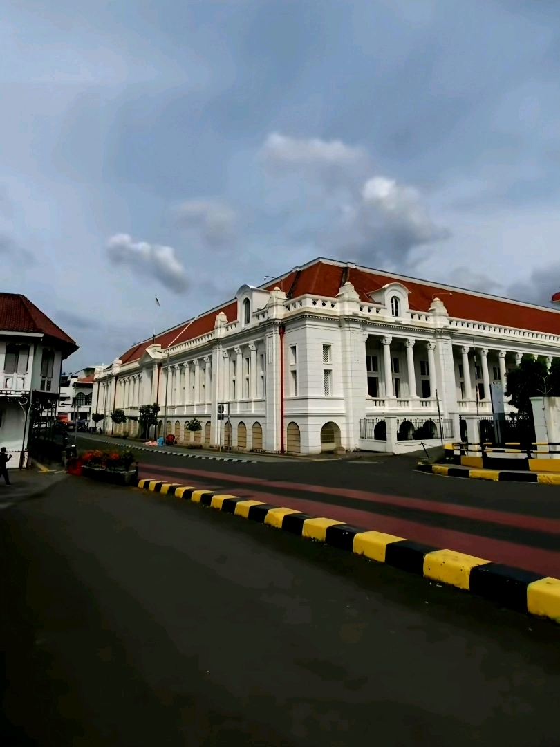 Kenangan yang membuatku ingin terus kembali.

Ada beberapa kota yang hanya sekadar tempat persinggahan...
Tapi ada juga kota yang perlahan menjadi bagian dari kenangan terdalam.

Jakarta adalah salah satu kota itu bagiku.

Selama 4 hari menjelajahi ibu kota Indonesia yang penuh energi ini, aku menemukan kota yang penuh kontras, di mana sejarah bertemu dengan kehidupan modern, tradisi berpadu dengan keberagaman, dan setiap sudutnya bercerita.

Perjalananku dimulai dengan suasana tenang di Masjid Istiqlal, salah satu ikon paling ikonik di Indonesia, berdampingan dengan indahnya Gereja Katedral Jakarta sebagai simbol keharmonisan dan keberagaman budaya.

Menyusuri kawasan Kota Tua Jakarta terasa seperti menembus lorong waktu, dikelilingi arsitektur kolonial dan kisah-kisah masa lalu.

Dari suasana tepi laut yang menenangkan di Pantai Ancol hingga energi modern di SCBD, Jakarta menunjukkan dua sisi yang berbeda—kota yang sangat menghargai warisannya namun tetap terbuka pada masa depan.

Menjelajahi Central Park Mall dan jalanan di sekitar Grogol memberiku gambaran tentang keseharian warga Jakarta.

Tapi yang membuatku sangat merindukan Jakarta bukan hanya tempat-tempatnya...

Melainkan cita rasa Indonesia yang tak terlupakan.

Mulai dari Nasi Goreng, Mie Goreng, Soto, hingga Sate, setiap hidangan adalah petualangan rasa tersendiri. Bumbu yang kaya, keramahan yang hangat, dan budaya kuliner yang unik membuat 4 hari perjalananku terasa begitu spesial.

Traveling bukan sekadar soal mendatangi tempat baru.
Tapi soal mengumpulkan rasa, kenangan, dan momen yang akan terus melekat di hati meski kita sudah lama pergi.

Jakarta...
Terima kasih atas segala kenangannya.
Semoga suatu hari nanti aku bisa menyusuri jalananmu lagi. 🇮🇩

Pernahkah kamu mengunjungi Jakarta? Kota mana yang selalu kamu rindukan?