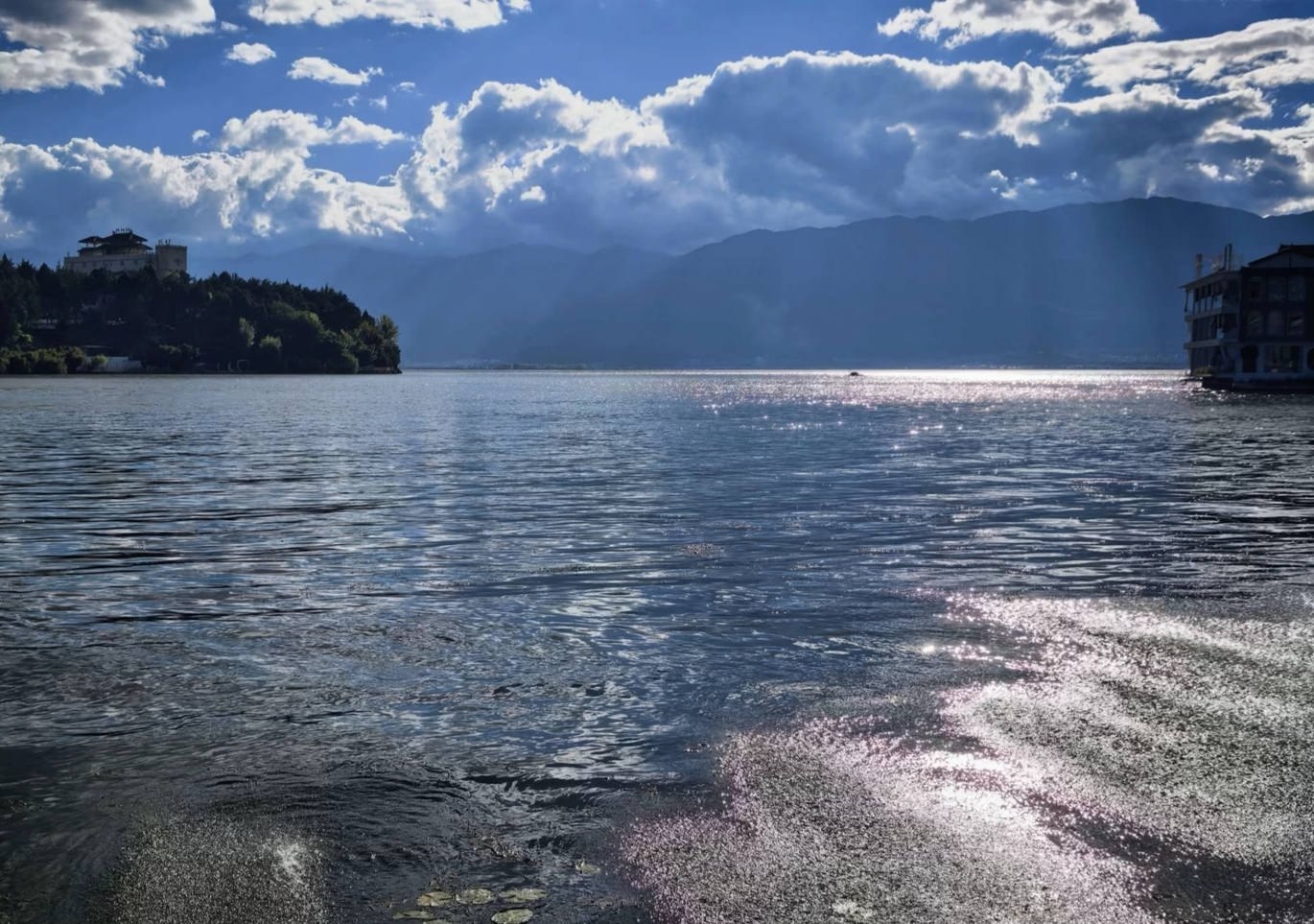 A Happy Day of Going with the Flow at Erhai Lake 🌊