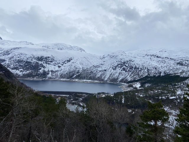 🏔️🇳🇴 A Spring Hike to Trolltunga: Norway’s Jaw-Dropping Beauty 