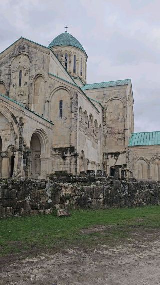Bagrati Cathedral: Kutaisi’s Crown Jewel 🏛️🌄