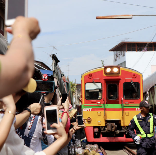 Thailand🇹🇭A Day Trip to Maeklong Railway Market: A Unique Experience! 🚂