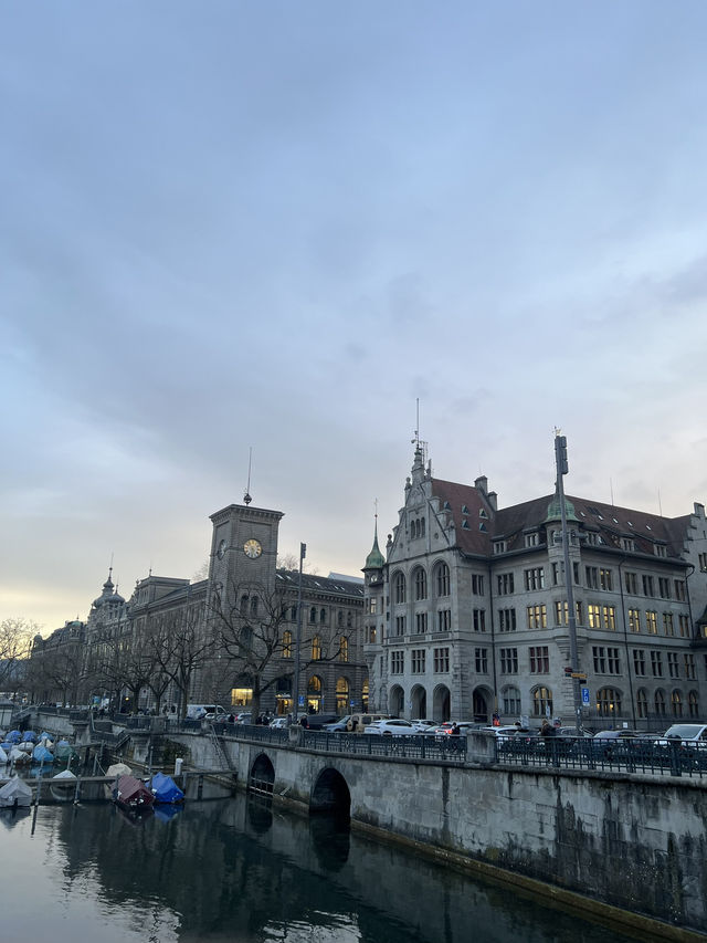 Sunset Serenade on the Limmat – Zürich’s Golden Hour Magic 🌊🌅 