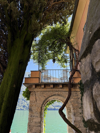 ✨ Fogazzari: a hidden gem to discover ✨
Among charming alleys and picturesque views, Fogazzari is the perfect place for those seeking authenticity and timeless beauty. Walking here means breathing in history, tradition, and a relaxed atmosphere: local shops, hidden architectural details, and genuine flavors will take you on an unforgettable journey. 🌿🍷