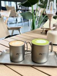 キャンプグッズに囲まれるカフェ「萤火虫」