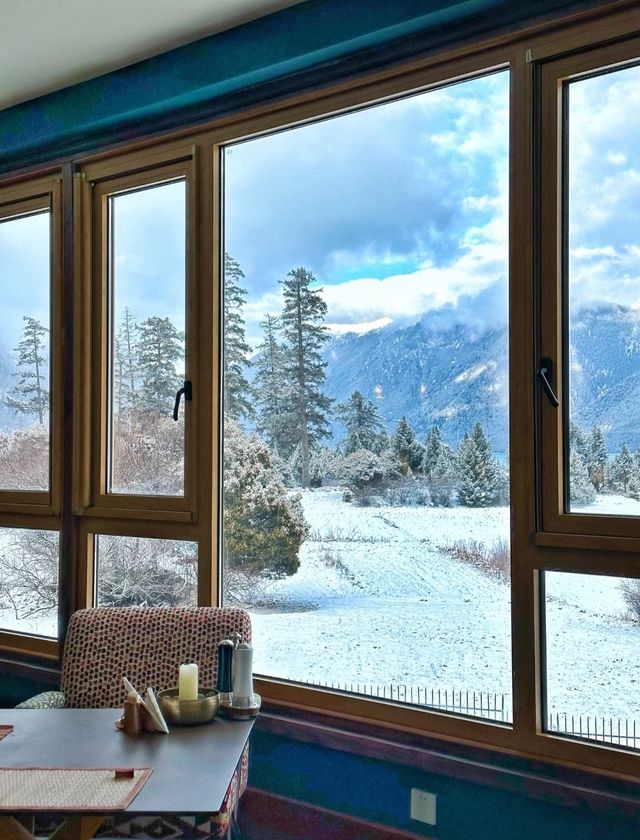 松贊巴松措林卡酒店雪景野奢酒店天花板