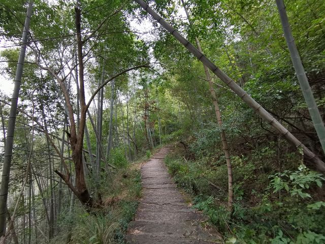 江西上饶靈山，山勢起伏似睡美人，景色秀麗，是道教第三十三福地