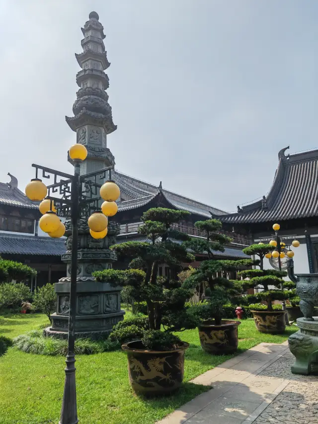 Zhenru Temple, a peaceful haven in the bustling Magic City, is a genuine Yuan Dynasty temple