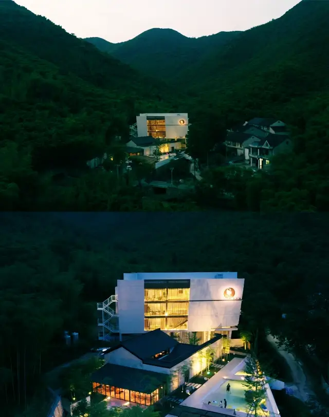 A mountaintop hot spring guesthouse with a breathtaking view, surrounded by a whole bamboo mountain!