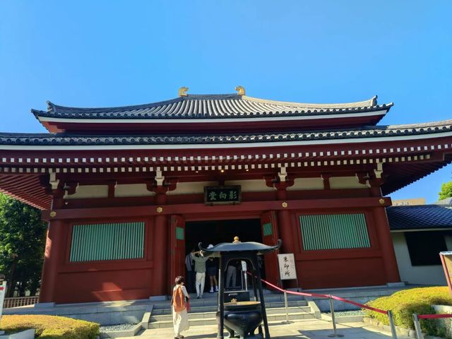 日本金龍山淺草寺是日本最古老的佛教寺廟之一