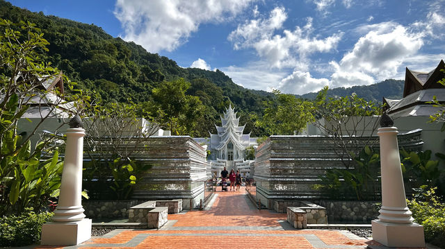 普吉島洲際，半邊湛藍半邊純白