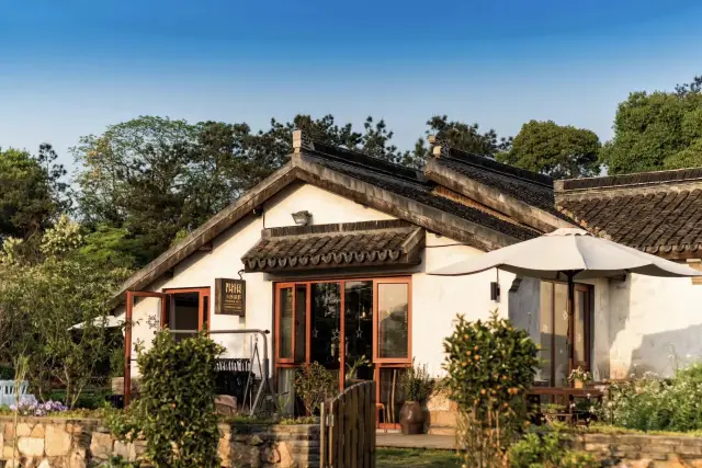 A courtyard and a hot spring pool make life immersed in nature like poetry