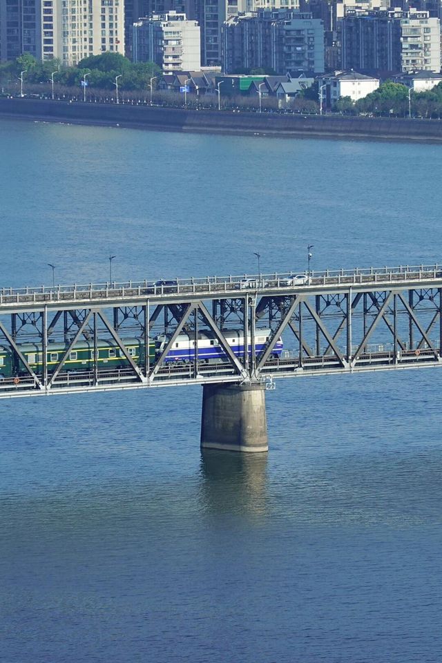 首次在杭州六和塔追火車追公交啦