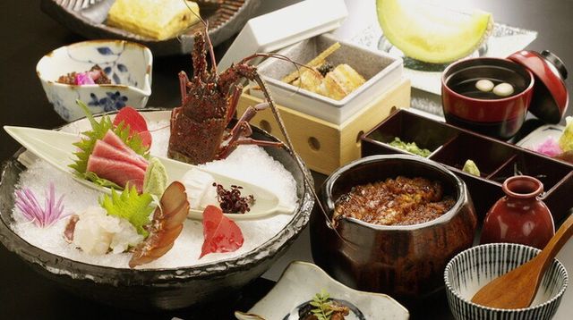 熱田蓬萊軒本店開店於1873年，是一家有百多年歷史的鰻魚店，現在在名古屋市內已經擁有了三家店。