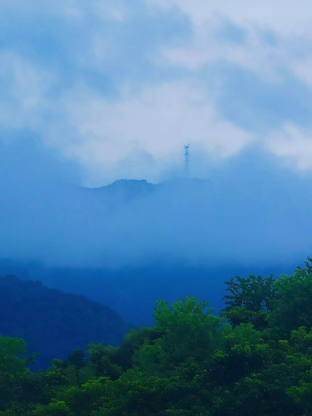 山中風雨~探洞龍潭天坑。