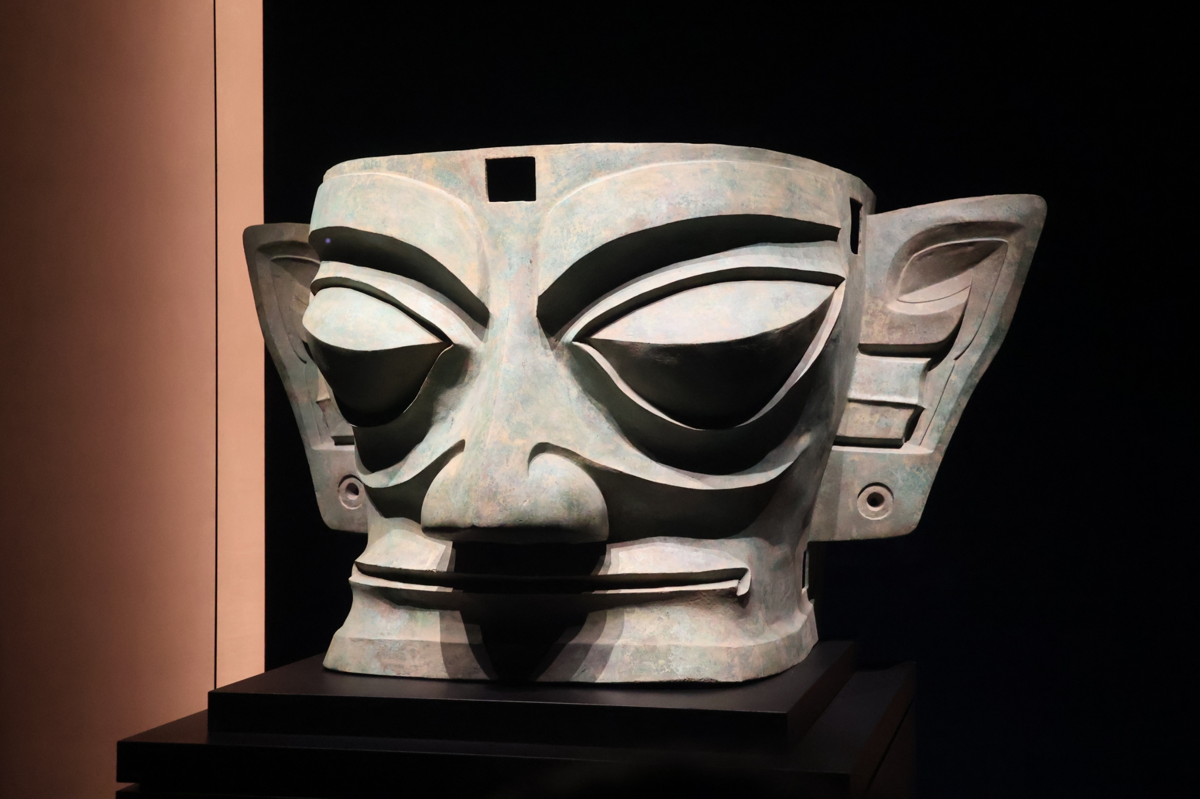 青銅面具青銅大立人像。｜Trip.com 廣漢