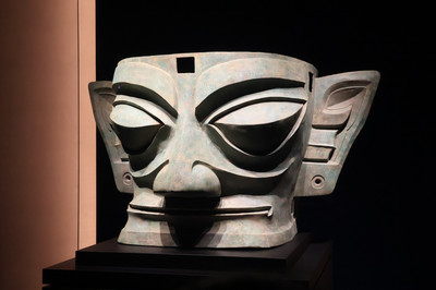 青銅面具青銅大立人像。｜Trip.com 廣漢