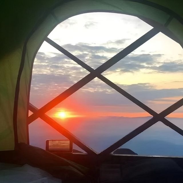 登上華南之巔貓兒山，邂逅世間浪漫。