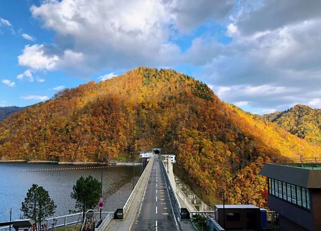 北海道秋天的《定山溪》。
北海道定山溪「紅葉季」遊覽路線和景點推薦