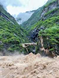 雲南虎跳峽｜驚濤駭浪，氣勢宏偉。