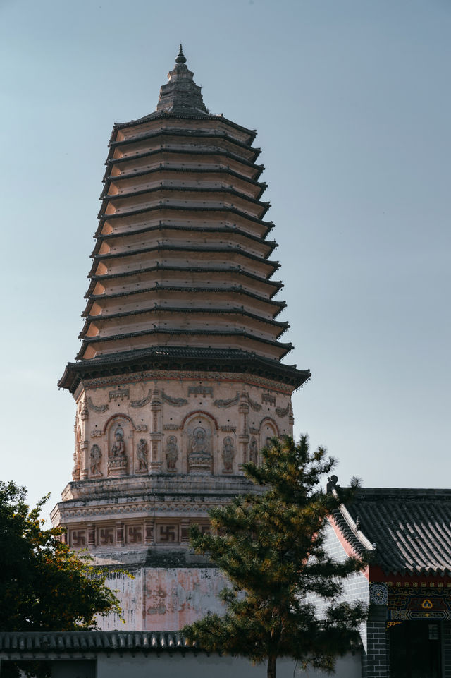 赤峰｜遼中京大明塔與金代小塔。