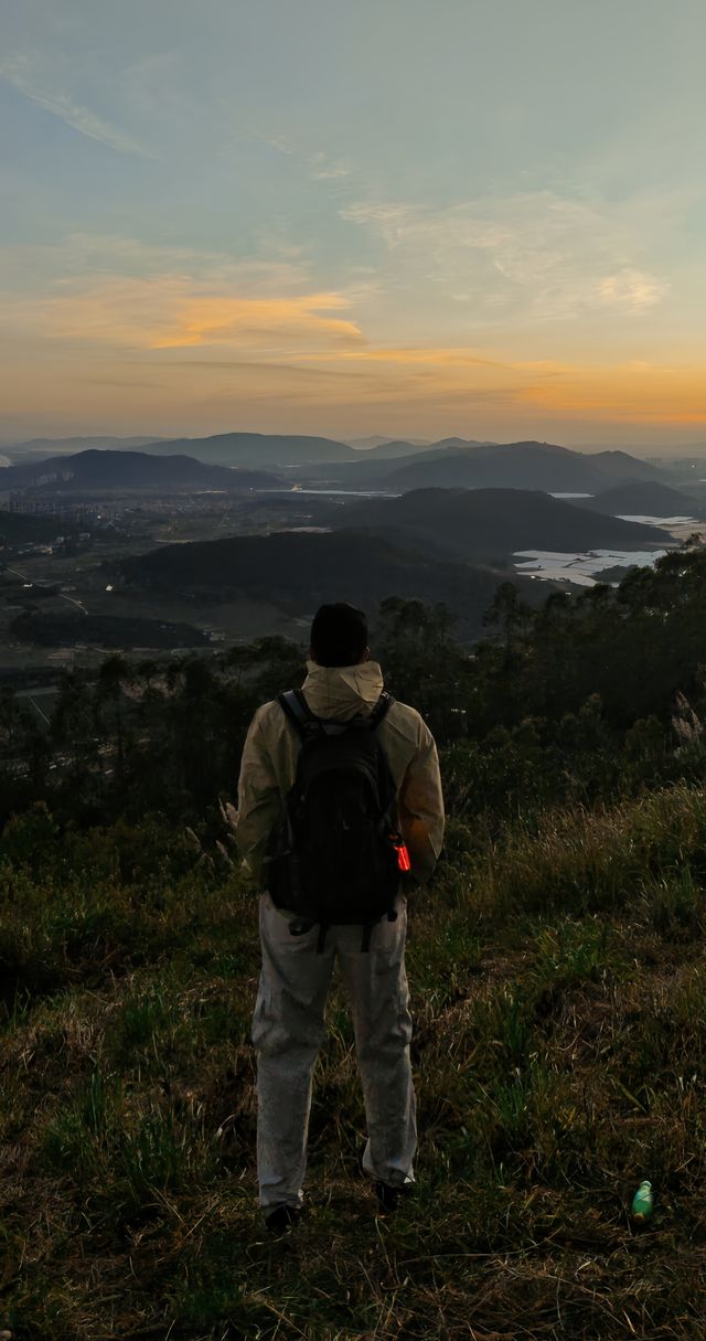 海南登山遠足·觀賞山頂絕美風光。