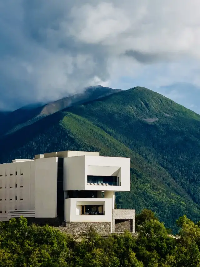 Newly opened snow mountain hotel suitable for i people to see snow