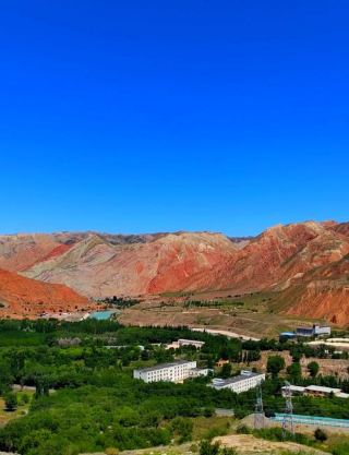 "Hutubi's Hundred-Mile Danxia: A Majestic Natural Tapestry"