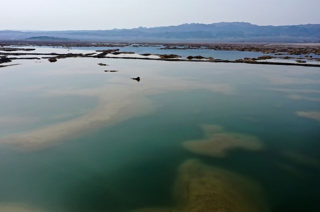 喺新疆哈密百里風區嘅戈壁，隱藏住一片濕地