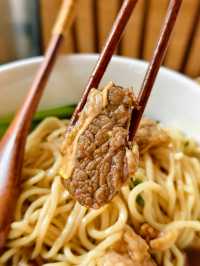 目前嚟講，呢間餐廳嘅牛肉餐同菜式都好正