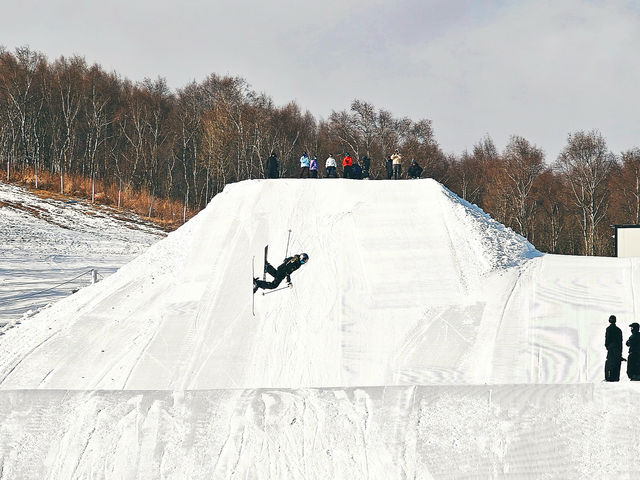 崇禮滑雪在雲頂,滑進滑出還看到了蘇翊鳴谷愛凌 滑雪度假的終極幸福是不用扛板暴走、不用趕接駁車,下 崇禮滑雪在雲頂,滑進滑出還看到了蘇翊鳴谷愛凌 滑雪度假的終極幸福是不用扛板暴走、不用趕接駁車,下