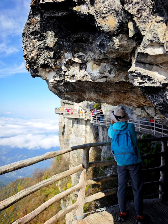 雲霧繚繞龍頭山