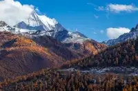 住進4000米的亞丁村,推窗見神山!